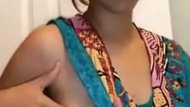 Indian wife exposes and milks her XXX boobies in a sex video blog
