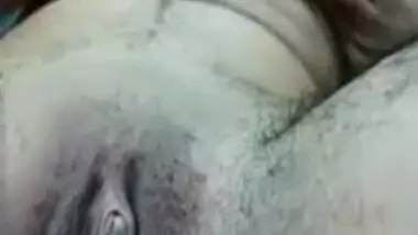 Hairy thighs desi babe play with pussy