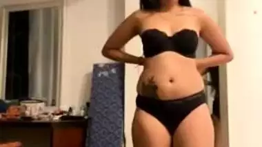 Desi Babe Roaming Naked in Room & Giving Handjob