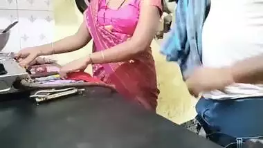 Sexy khana banane wali aurat ko chodaa rasoi ghar me