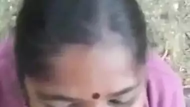 Desi sexy aunty outdoor sucking
