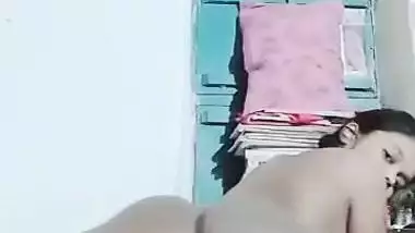 Big ass girl fingering piussy and asshoile