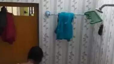 Sexy NRI Bhabhi bathing desi