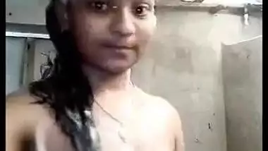 Desi village girl show her big boob bath video