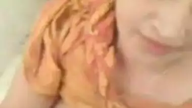 Sexy desi bhabhi showing boobs and givin bj