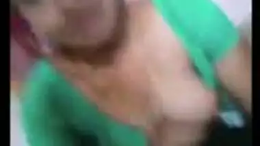 Desi Randi Aunty Talkiing With Her Client Showing Boobs