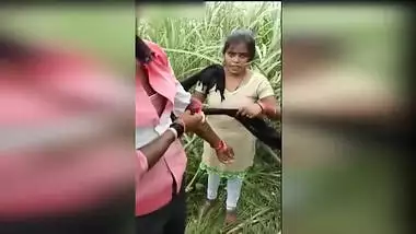 Amateur Desi girl has spontaneous XXX quickie with boy in the field