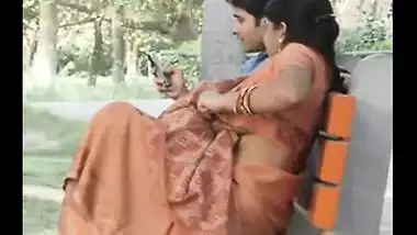MMS of Punjabi bhabhi in saree shows big Boobs in park