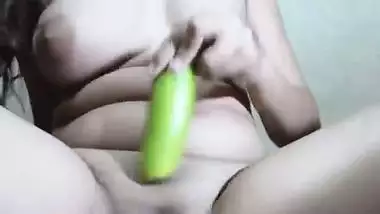 Desi indian bhabhi ne kheera liya choot me