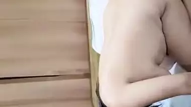 Sex XXX video of luscious Desi mature coupling with a younger guy