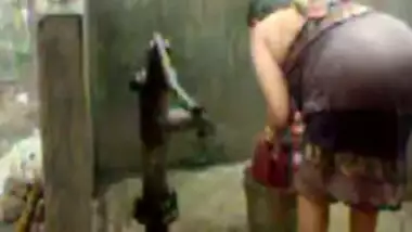 Bbw indian bhabhi takinghower from pump