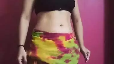 Busty desi babe sexy belly moves