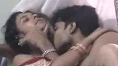 Vids Dulha Aur Dulhan Ki Suhagrat Kaise Hoti Hai Uski Video Dikhayen Live  xxx desi porn videos at Xxxhindividoes.com