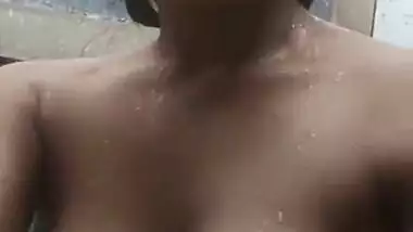 Booby Srilankan college girl bathing nude on cam