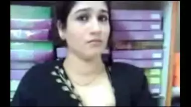 Hyderabad Aunty Has Affair With Her Tailor & Gives Him Blowjob