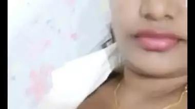 Sexy Look Desi Girl Showing Boobs on Video Call