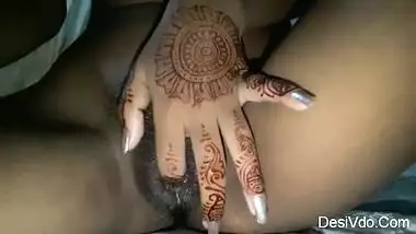 Horny desi girl fingering her juicy pussy in mehendi hand