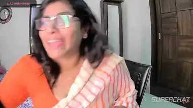Indian bbw mom in saree showing her huge busty ass on webcam