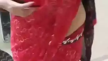 Desi bhabi show her big boob