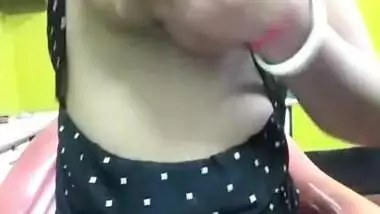 Bhabhi Apne Devar Ko Call Pe Bade Bade Boobs Dikhati Hui. Indian Bhabhi Big Boobs