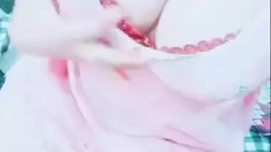Luscious Desi wench gives XXX close-up of her big ass and breasts