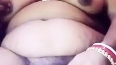 Desi village bhabi fing her big pussy