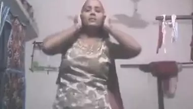 Today Exclusive- Sexy Desi Bhabhi Wearing Cloths