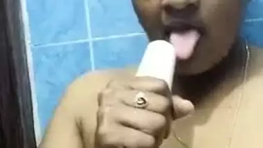 Horny Desi wife hungry for XXX sex, naked pussy masturbation video