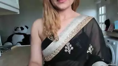 Horny Bhabhi in saree without blouse Exposing Boobs and Sexy Back