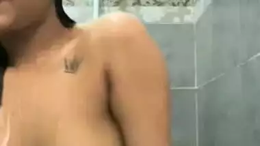 Pakistani teenage girl bathing selfie footage leaks