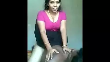 Mallu aunty’s romance with her servant