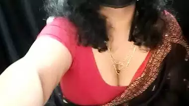 Chubby Indian MILF showing her naked pussy