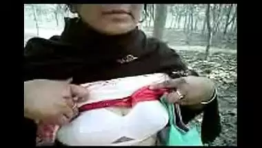 Fsiblog – Paki bhabi first time in jungle MMS