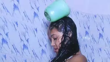 Desi B-Grade Hot Bath scene