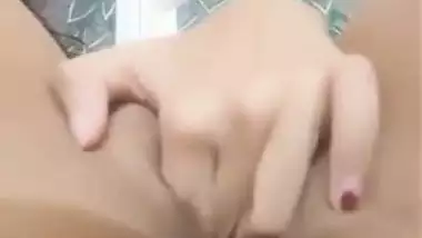 Indian nude girl fucks her wet pussy with a sketch pen