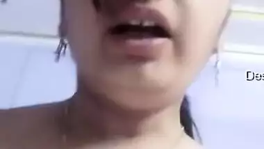 Today Exclusive- Horny Bhabhi Showing Her Boobs