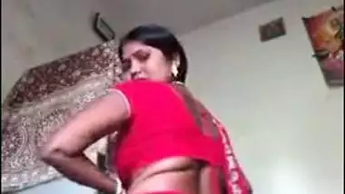 Bhabhi SHowing Her Boobs