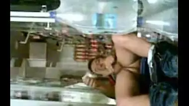 Store girl ko worker ne apne lund par bethaya