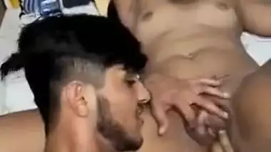 GUY HAVING FUN NARATING GF’S PUSSY TO HIS FRIENDS