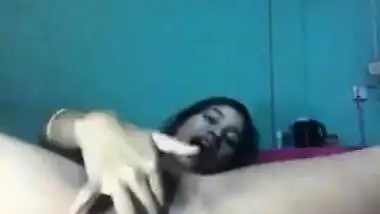 Desi Girl Masturbates For The FIRST TIME