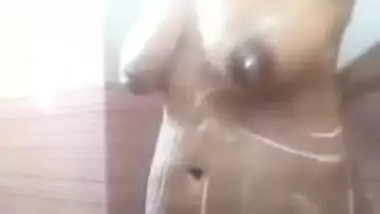 Desi hot MMS video of a hawt Desi cutie taking bathroom