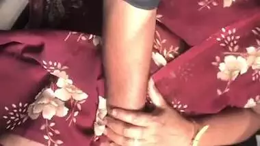 Mature aunty explored by driver inside car