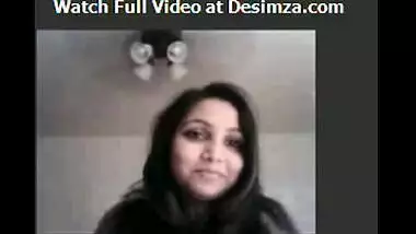 Desi Indian Girl Show boobs on webcam
