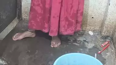 Mature desi aunty bathing video viral MMS shared online