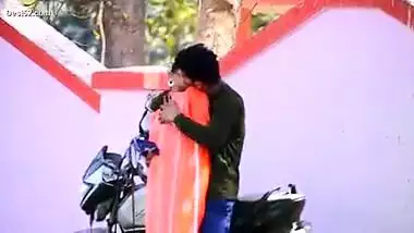 Desi lovers road side kissing