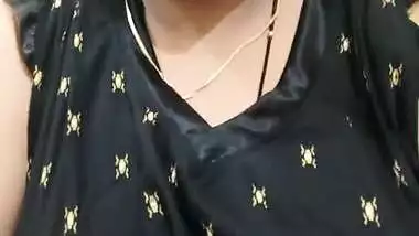 Sexy Bhabhi Showing Boobs