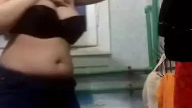 Desi girl showing her hot body