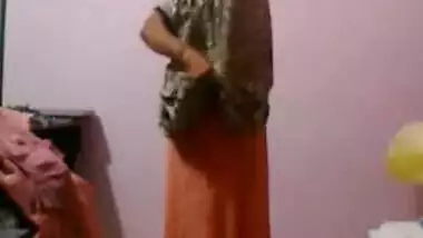 Mature desi aunty dress change