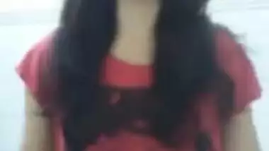 Indian babe showing boobs saying mujhe toh yaad hi nahi main bra nahi pahni hu
