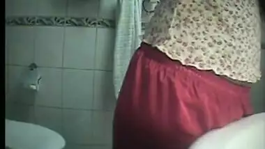 Apni cousin ka bathroom mms